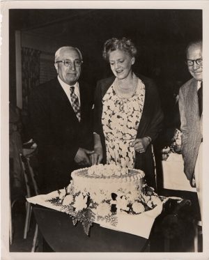 ethel barrymore MGM 1950 70th birthday cake cut by louis b mayer (2)