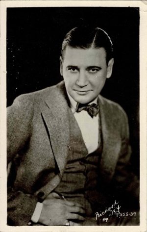 Richard Dix 1930's Postcard Portrait 3.5 x 5.5 (Printed Signature) (1)