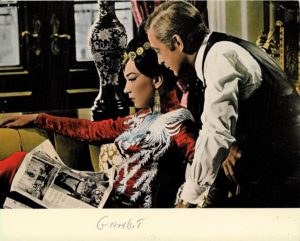 Gambit German Lobby Card 1966 With Shirley Maclaine, Michael Caine And Herbert Lom (3)